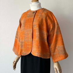 手織り綿で仕立てたノーカラージャケット ボレロ風 オレンジ系 5枚目の画像