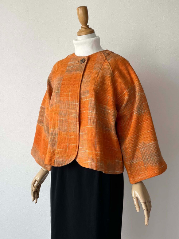 手織り綿で仕立てたノーカラージャケット ボレロ風 オレンジ系 5枚目の画像
