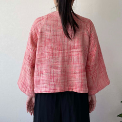 手織り綿で仕立てたノーカラージャケット ボレロ風 ピンク系 2枚目の画像