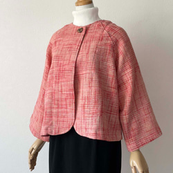 手織り綿で仕立てたノーカラージャケット ボレロ風 ピンク系 4枚目の画像