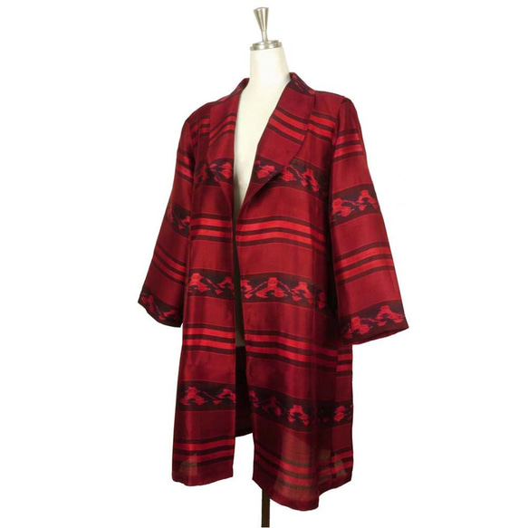 カンボジアの手織りシルクで仕立てたショールカラーの羽織りブラウス 真紅 ロング丈 フォーマル 4枚目の画像