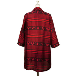 カンボジアの手織りシルクで仕立てたショールカラーの羽織りブラウス 真紅 ロング丈 フォーマル 5枚目の画像