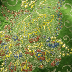 袋帯をリメイクしたジャケット ノーカラー フォーマル 手描きの点描絵が華やか グリーン系 6枚目の画像