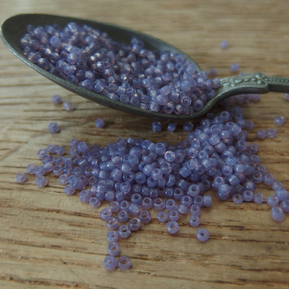 フランスヴィンテージ　ガラスビーズ　オパールモーヴ　薄紫　１０ｇ 1枚目の画像