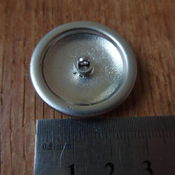 シャネルボタン　３ｃｍ　レンガ色　エマイユ　銀　CC　１個 2枚目の画像