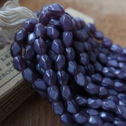 フランスアンティーク　ヴィンテージガラスビーズ　ニュアンス　多角　紫　ぶどう色50個 1枚目の画像