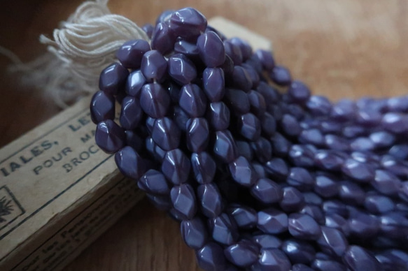 フランスアンティーク　ヴィンテージガラスビーズ　ニュアンス　多角　紫　ぶどう色50個 1枚目の画像