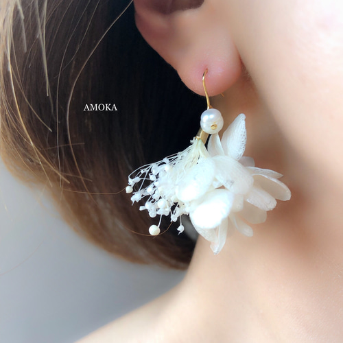 白い紫陽花とかすみ草 × 淡水パールドライフラワーピアス/イヤリング 