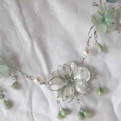 桜の樹脂とワイヤーで作ったネックレス―白緑 1枚目の画像