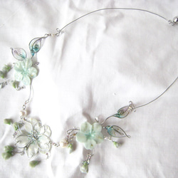 桜の樹脂とワイヤーで作ったネックレス―白緑 2枚目の画像