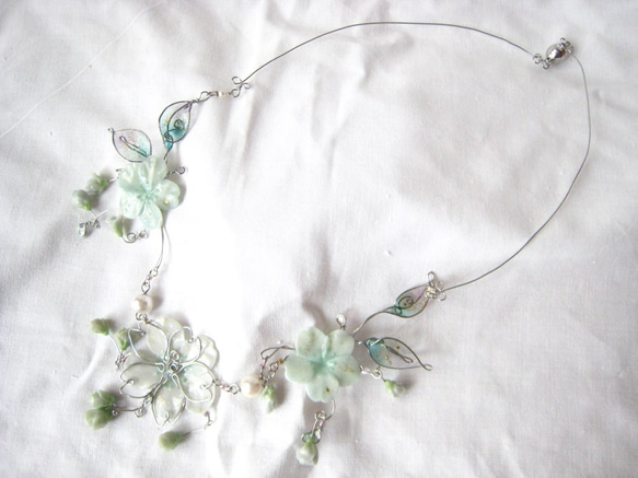 桜の樹脂とワイヤーで作ったネックレス―白緑 2枚目の画像