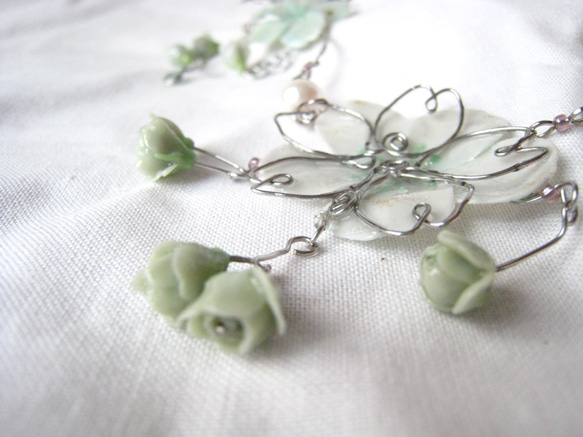 桜の樹脂とワイヤーで作ったネックレス―白緑 3枚目の画像