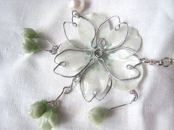 桜の樹脂とワイヤーで作ったネックレス―白緑 4枚目の画像