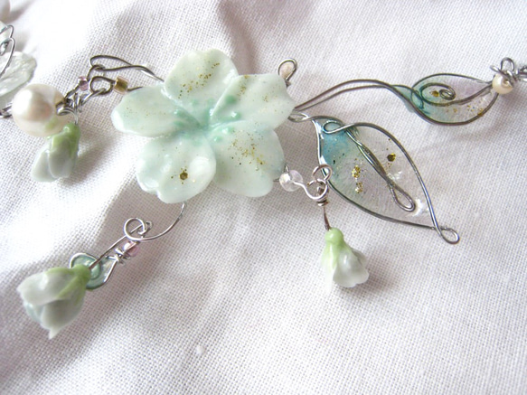 桜の樹脂とワイヤーで作ったネックレス―白緑 5枚目の画像