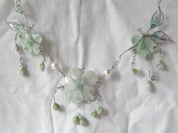 桜の樹脂とワイヤーで作ったネックレス―白緑 6枚目の画像