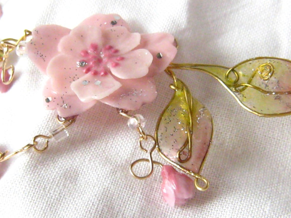桜の樹脂とワイヤーのネックレス―朱鷺 5枚目の画像