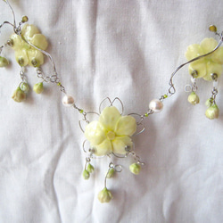 樹脂粘土とワイヤーで作った桜のネックレス―淡香 5枚目の画像