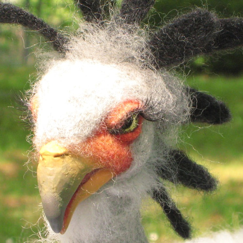 翼を開いて閉じて！ヘビクイワシの羊毛フェルトドール 羊毛フェルト 狼