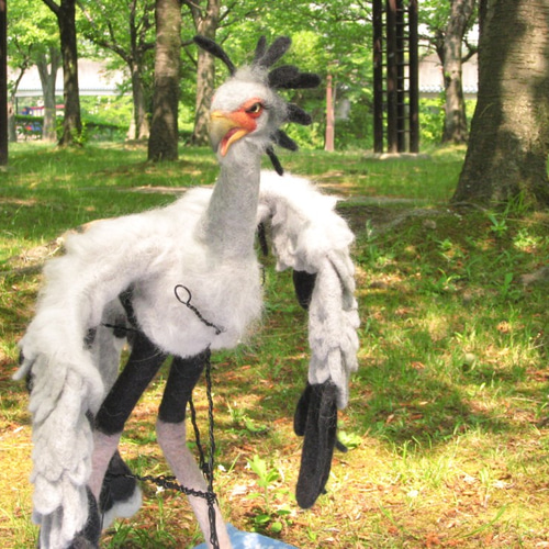 翼を開いて閉じて！ヘビクイワシの羊毛フェルトドール 羊毛フェルト 狼