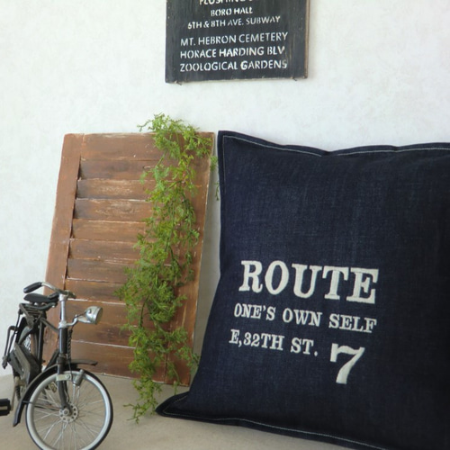 男前クッションカバー 濃紺デニム 英字刺繍入り クッション