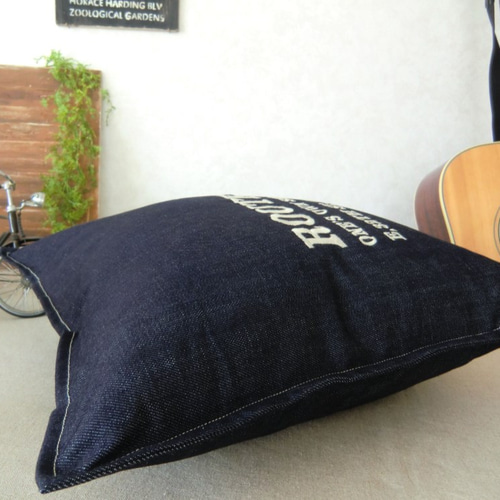 男前クッションカバー 濃紺デニム 英字刺繍入り クッション