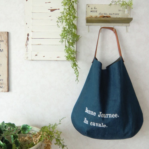 ブルーデニム しずく型ワンハンドルバック フランス語刺繍入り トート 