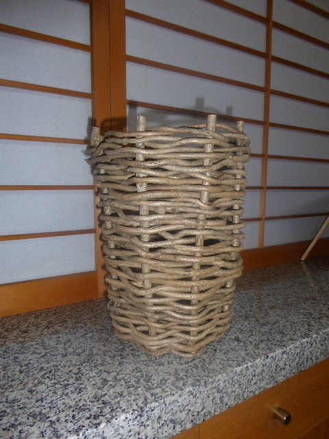 ツルで編んだ籠