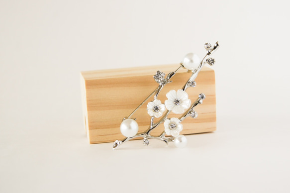 『早春、冬に咲いている白い梅の花のブローチ』 1枚目の画像