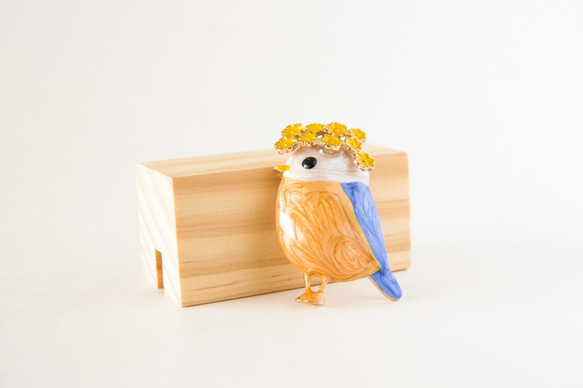 『黄色い花を付けている可愛いbluebirdのブローチ』 11枚目の画像