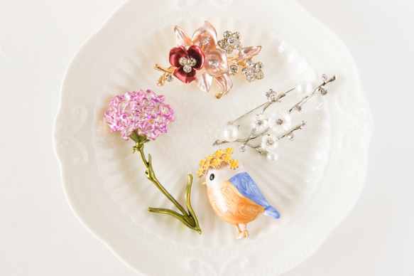 『黄色い花を付けている可愛いbluebirdのブローチ』 12枚目の画像