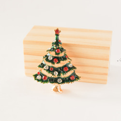 『綺麗に飾られているクリスマスツリーのブローチ』 1枚目の画像