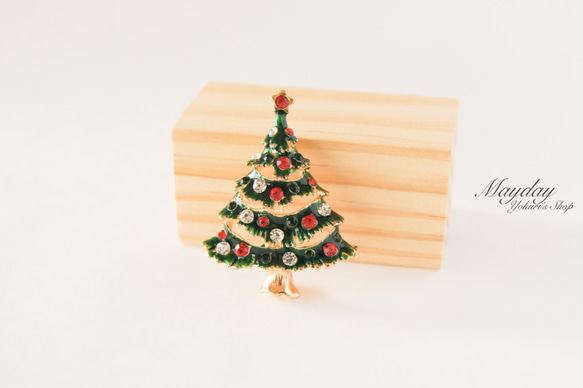 『綺麗に飾られているクリスマスツリーのブローチ』 1枚目の画像