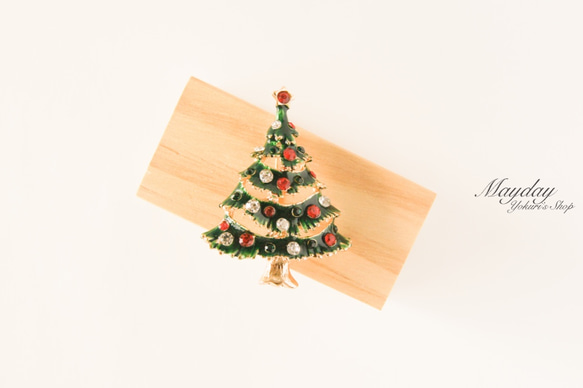 『綺麗に飾られているクリスマスツリーのブローチ』 3枚目の画像