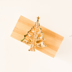 『綺麗に飾られているクリスマスツリーのブローチ』 5枚目の画像