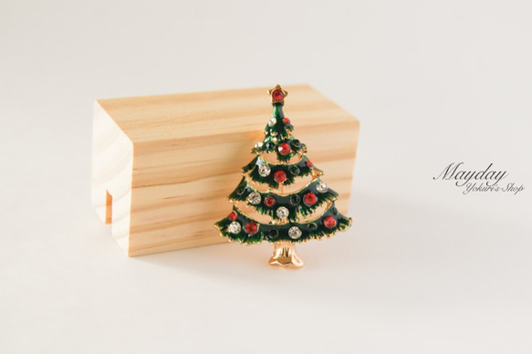 『綺麗に飾られているクリスマスツリーのブローチ』 7枚目の画像