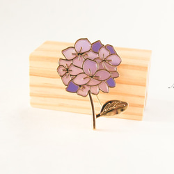 『淡いパープルの紫陽花のブローチ』上品 1枚目の画像