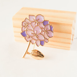 『淡いパープルの紫陽花のブローチ』上品 2枚目の画像