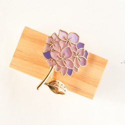 『淡いパープルの紫陽花のブローチ』上品 4枚目の画像