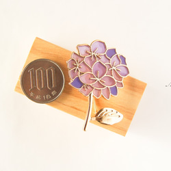 『淡いパープルの紫陽花のブローチ』上品 5枚目の画像