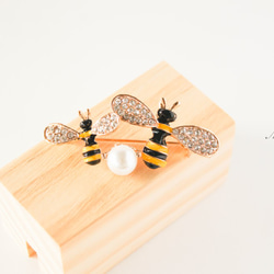 『幸せな蜂ちゃんのブローチ』 1枚目の画像
