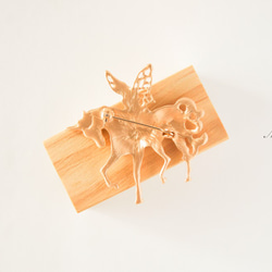 『アンティーク風♡ ユニコーンに乗る女神のブローチ 』マットゴールド 6枚目の画像