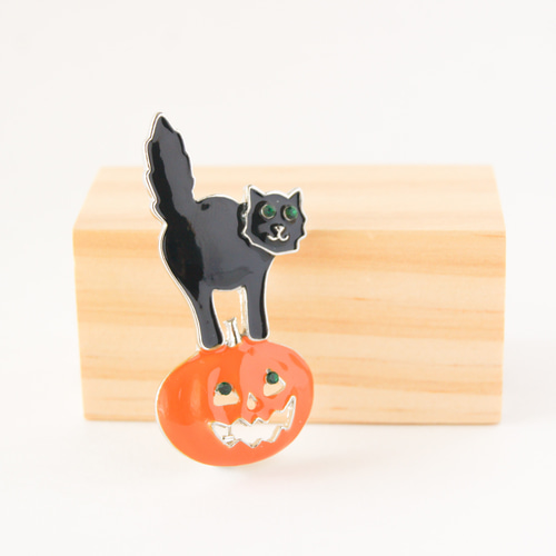 Halloweenハロウィン〜びっくりする黒猫＆かぼちゃのブローチ』秋