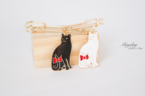 『個性的なブローチシリーズ・猫大好きシリーズ』尻尾に赤いリボンの猫 ブローチ ねこ 黒猫 白猫 1枚目の画像