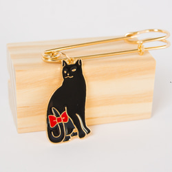 『個性的なブローチシリーズ・猫大好きシリーズ』尻尾に赤いリボンの猫 ブローチ ねこ 黒猫 白猫 2枚目の画像