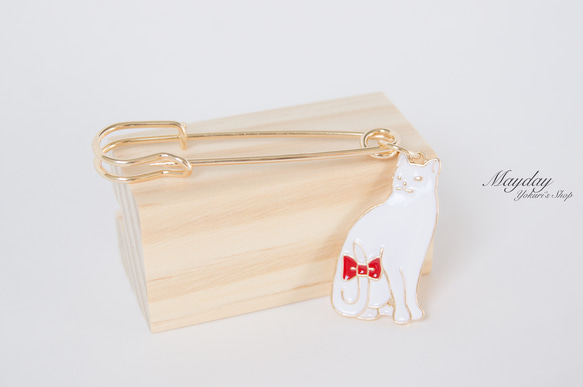 『個性的なブローチシリーズ・猫大好きシリーズ』尻尾に赤いリボンの猫 ブローチ ねこ 黒猫 白猫 3枚目の画像