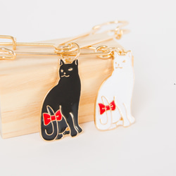 『個性的なブローチシリーズ・猫大好きシリーズ』尻尾に赤いリボンの猫 ブローチ ねこ 黒猫 白猫 4枚目の画像
