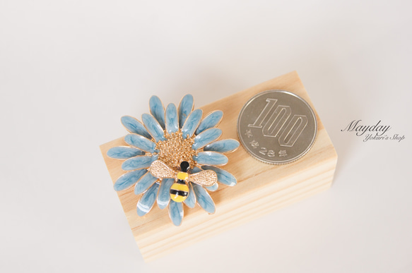 『優雅なブローチシリーズ』蜂と菊の花のブローチ 5枚目の画像