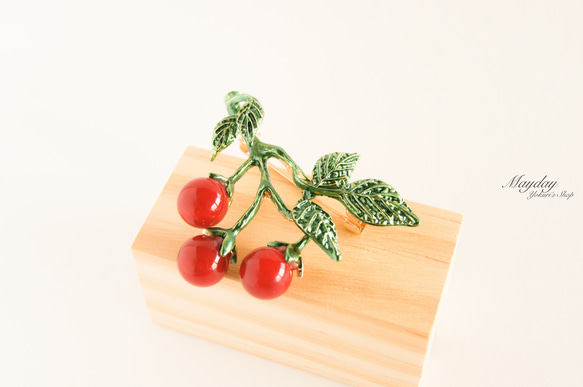 『３つ並ぶフルーツシリーズ　可愛いトマトのブローチ』 2枚目の画像