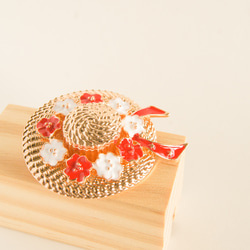 『草編み帽子のブローチ』オレンジ＆ホワイトのお花 2枚目の画像