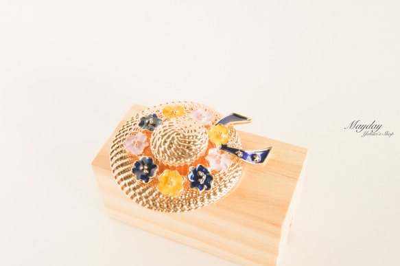 『草編み帽子のブローチ』黄色＆紺色のお花 2枚目の画像